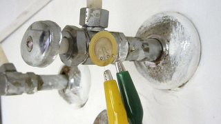 Illustration for article titled Shame Bathroom Slobs That Don't Wash Their Hands With This DIY Alarm